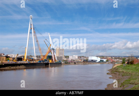 Brücke im Bau über dem Fluss Usk bei Newport South Wales UK 'A' Frame per Kran in Position gehoben Stockfoto