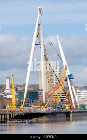 Brücke im Bau über dem Fluss Usk bei Newport South Wales UK 'A' Frame per Kran in Position gehoben Stockfoto