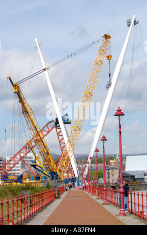 Brücke im Bau über dem Fluss Usk bei Newport South Wales UK 'A' Frame per Kran in Position gehoben Stockfoto