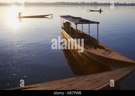 Vertäut Angelboote/Fischerboote mit den Fischern im Hintergrund Stockfoto