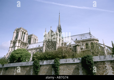 Notre Dame Dom Türme gesehen von der Seite und hinten Stockfoto