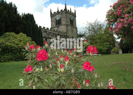 St. James Kirche Barton unter Needwood Burton auf Trent Staffordshire mit roten Blumen im Vordergrund Stockfoto