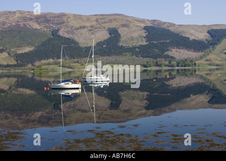 Spiegelt sich in Loch Loch Leven Schottland Yachten vor Anker Stockfoto