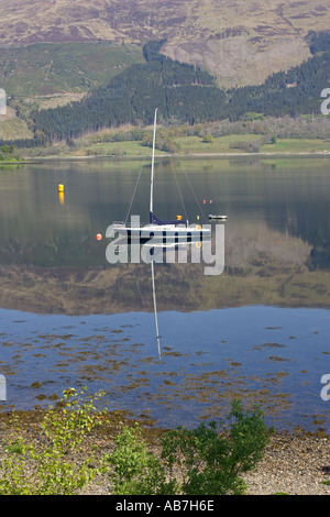 Spiegelt sich in Loch Loch Leven Schottland Yachten vor Anker Stockfoto