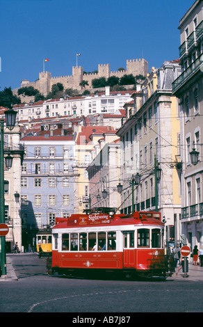 Straßenbahn in Straße von Lissabon unter die Burg von St. Jorge. Klicken zum Anzeigen 66 weitere Bilder unter der Miniaturansicht angezeigt. Stockfoto