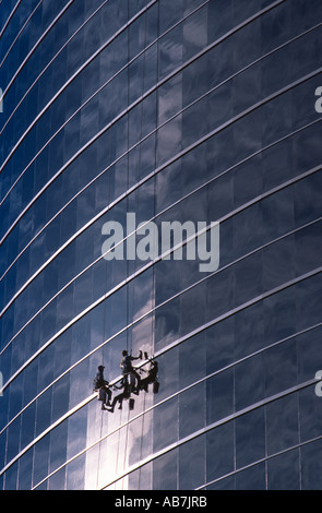 Zwei Männer Fensterputzen auf Hochhaus, Phoenix, Arizona, USA. Stockfoto