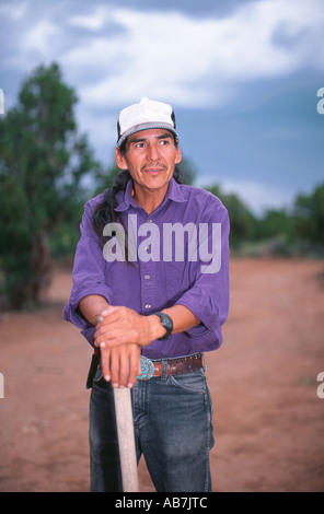 Navajo Mann in die Wüste, Arizona, USA. Stockfoto