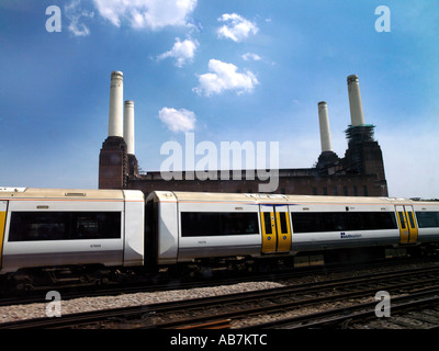 Battersea Power Station und Commuter Zug London England Stockfoto