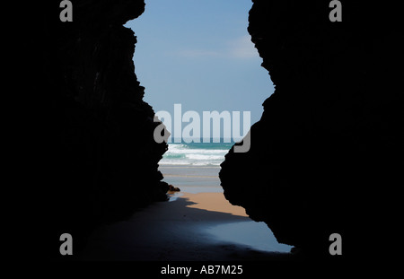 Atlantik-Blick durch Felsen Stockfoto