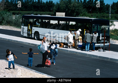 Avignon Frankreich Menschen immer auf Coach am TGV-Bahnhof Stockfoto