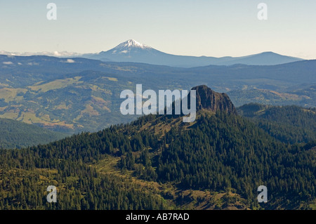 USA OREGON, Luftaufnahmen von Pilot Rock 5908 hohe alte vulkanische Stecker, CASCADE-SISKIYOU NATIONAL MONUMENT, Mt McLaughlin hinter Stockfoto