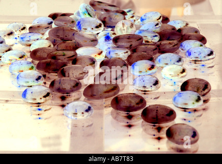 Ein negatives Bild von Glasperlen auf einem Tisch Stockfoto