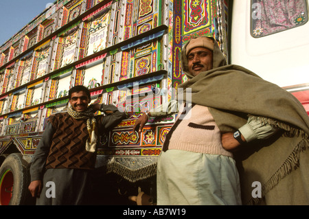 Pakistan Transport Punjab Grand Trunk Road Männer auf der geschmückten LKW Stockfoto