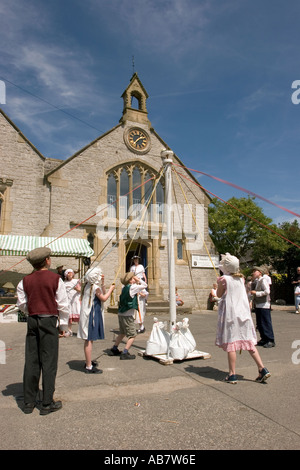 Derbyshire Peak District Litton in der Nähe Tideswell gut putzt Schule Kinder tanzen um den Maibaum Stockfoto