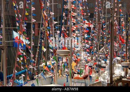 Großbritannien, Merseyside Liverpool Mersey River Festival Fahnen und Girlanden schmücken Boote im Albert Dock Stockfoto