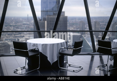 Restaurant im Top of The Gherkin (AKA 30 St Mary Axe oder Swiss Re Tower) mit Blick auf Tower 42 (ehemals NatWest Tower), London Stockfoto