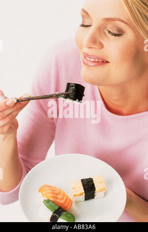 Frau Sushi-Essen Stockfoto