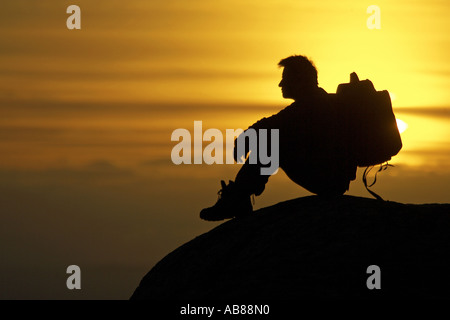 Fotografen, die Silhouette auf Berg bei Sonnenuntergang, Norwegen, Nord-Tröndelag Stockfoto