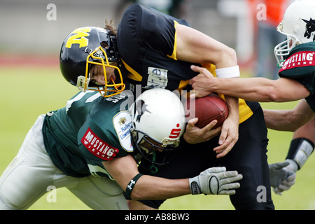 Munich Cowboys Runningback angegangen, indem zwei Einhorn Verteidiger, 1. Bundesliga GFL Südabteilung, Deutschland, Bayern Stockfoto