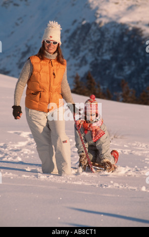 Frau ziehen Schlitten mit Kind sitzt drauf, Frankreich Stockfoto