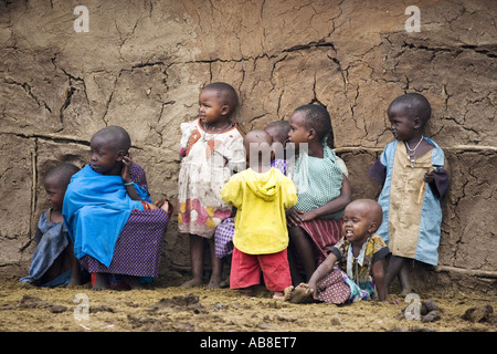 Kinder des Stammes Maasai vor einem Lehmhaus, Kenia Stockfoto