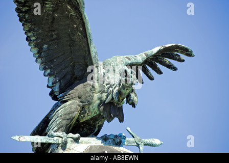 Statue eines Adlers auf der Hut vor der Budaer Burgpalast in Budapest Ungarn. Stockfoto