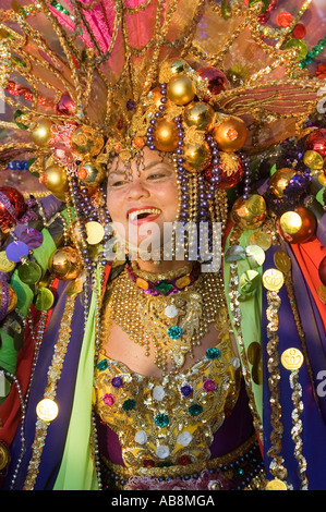 West Indies Port Of Spain Trinidad Karneval Portrait feiert Tänzer auf der Mainstage in bunten Kostümen. Stockfoto