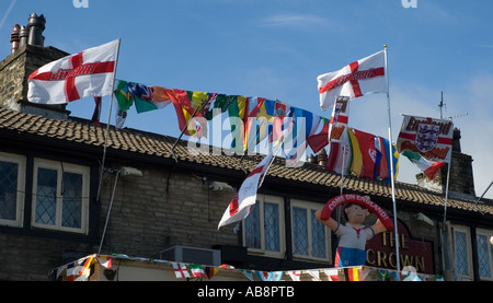 England Fahnen, transparenten und Farben von den anderen teilnehmenden Nationen in 2006 Fußball-Weltmeisterschaft auf dem Display vor einem Pub. Stockfoto