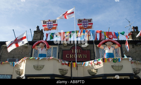 England Fahnen, transparenten und Farben von den anderen teilnehmenden Nationen in 2006 Fußball-Weltmeisterschaft auf dem Display vor einem Pub. Stockfoto