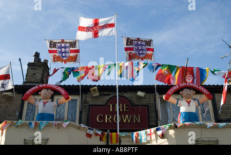 England Fahnen, transparenten und Farben von den anderen teilnehmenden Nationen in 2006 Fußball-Weltmeisterschaft auf dem Display vor einem Pub. Stockfoto