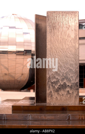 EIN WASSERSPIEL UND VERSPIEGELTEN KUGEL AT BRISTOL LEARNING CENTER MILLENNIUM SQUARE UK Stockfoto