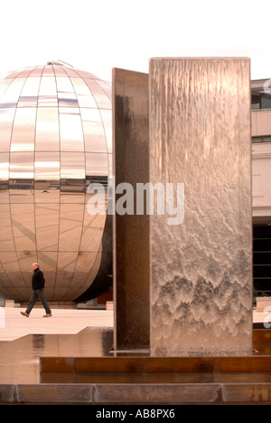 EIN WASSERSPIEL UND VERSPIEGELTEN KUGEL AT BRISTOL LEARNING CENTER MILLENNIUM SQUARE UK Stockfoto