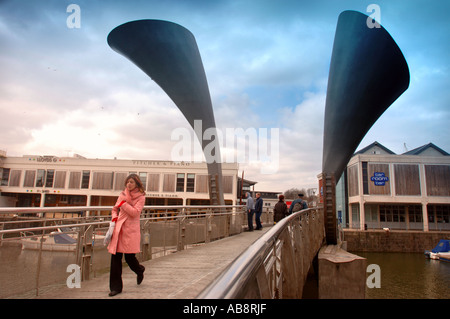 PEROS-BRÜCKE ÜBER DIE SCHWIMMENDEN HAFEN IN ST. AUGUSTINES REICHWEITE BRISTOL WATERFRONT UK Stockfoto