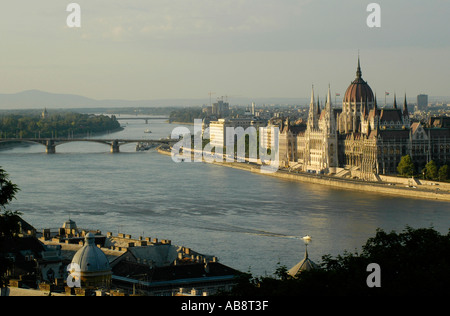 Blick über die Donau in Richtung der Ungarischen Parlament Gebäude, die in Lajos Kossuth tér in Budapest Ungarn liegt Stockfoto