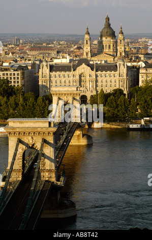 Blick über die Kettenbrücke Szechenyi über die Donau Richtung St.-Stephans-Basilika im Stadtteil Pest in Budapest, Ungarn Stockfoto