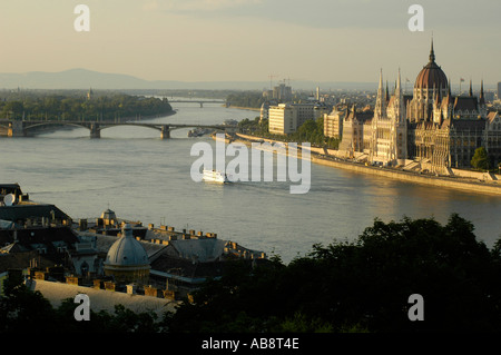 Blick über die Donau in Richtung der Ungarischen Parlament Gebäude, die in Lajos Kossuth tér in Budapest Ungarn liegt Stockfoto