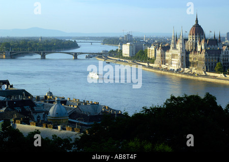 Blick über die Donau in Richtung der Ungarischen Parlament Gebäude, die in Lajos Kossuth tér in Budapest Ungarn liegt Stockfoto