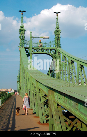 Fußgänger überqueren Szabadsag HID-Brücke in Englisch Freiheitsbrücke genannt Oder die Freiheitsbrücke über die Donau in Budapest, Ungarn Stockfoto