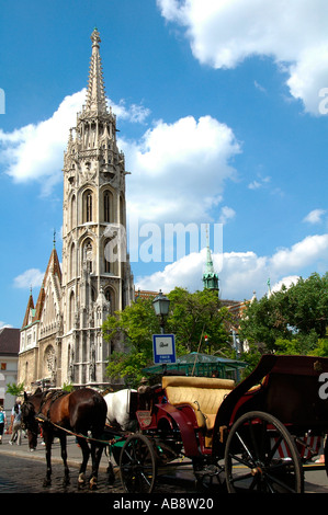 Pferdekutschen neben der Römisch-katholischen Matthias oder Matyas Kirche im Stil der Spätgotik in der Budaer Burg, Budapest Ungarn gebaut gezeichnet Stockfoto