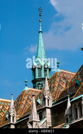 Turm der römisch-katholischen Matthias oder Matyas Kirche in der blumigen späten gotischen Stil im Budaer Burgviertel von Budapest Ungarn gebaut Stockfoto