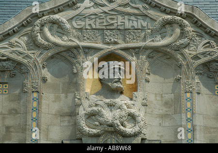 Büste von Sir Thomas Gresham an der Fassade des 1906 in Budapest, Ungarn, erbauten, großzügigen Jugendstil-Four Seasons Hotel Gresham Palace Stockfoto