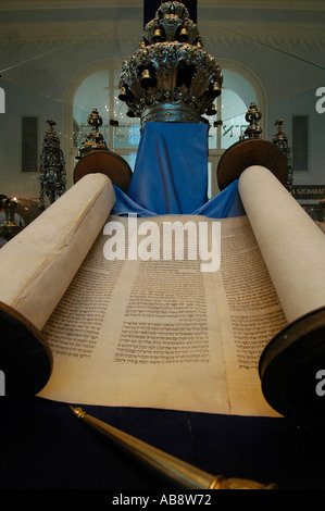 Eine offene Thora-Schriftrolle im Jüdischen Museum in der Dohany Street Synagoge in Erzsebetvaros, dem 7. Bezirk von Budapest Ungarn Stockfoto