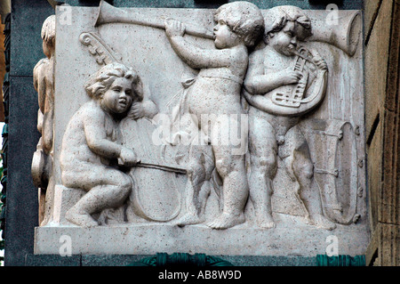 Nahaufnahme der Fassade mit dem cherub Relief an der Franz Liszt Musikakademie in Budapest, Ungarn Stockfoto