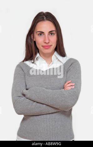 Junge Geschäftsfrau Portrait mit verschränkten Armen Stockfoto