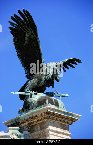 Statue eines Adlers auf der Hut vor der Budaer Burgpalast in Budapest Ungarn. Stockfoto