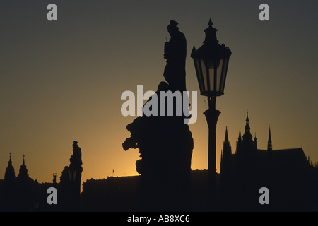 Blick vom Prager Karlsbrücke, Silhouetten von Laternen, Statuen und Kirchtürme im Morgengrauen, Tschechische Republik, Prag. Stockfoto