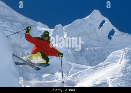 Skifahrer, die Rennen durch Spielwarenabteilung Gletscherlandschaft geformt. Stockfoto