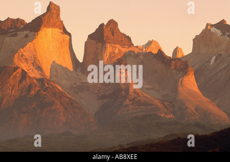 Cuernos del Paine, Hörner Painein Morgenlicht Cuerno Principal (2600m) und links Cuernos Este (2200m), Chile, Patagon Stockfoto