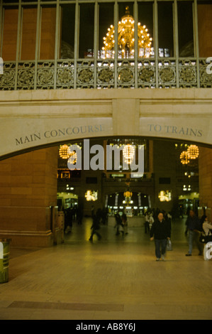 Grand Central terminal RR wichtigsten Bahnhofshalle Züge Eingang verwischen Bewegung Geheimnis Fantasy Intrigen Stockfoto