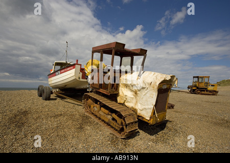Angelboote schleppten auf Weybourne Strand Norfolk Stockfoto